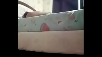Seorang gadis muda dengan lembut memijat payudara alaminya dan membelai vagina berbulu dengan tangannya