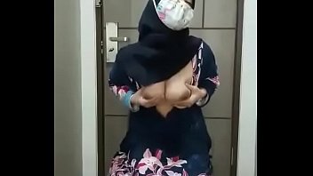 Bung meniduri pacar di vagina berbulu dan menembak seks rumah mereka di Karantina