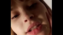 Pelacur indonesia melompat dengan indah pada penis kekasih setelah blowjob yang dalam