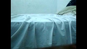 Seorang siswa berdada memberikan blowjob kepada seorang pria sebagai orang pertama dan meniduri kanker di tempat tidur