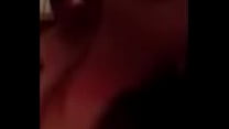 Seorang gadis Indonesia dengan topeng melepas bra-nya dan menunjukkan pemerahan elastisnya