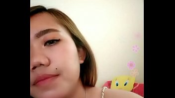Seorang pelacur muda dengan lembut Masturbasi Vagina dengan tangannya di depan webcam