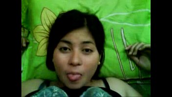 Guy fucks pacar di vagina dicukur dari orang pertama dan cums di perutnya
